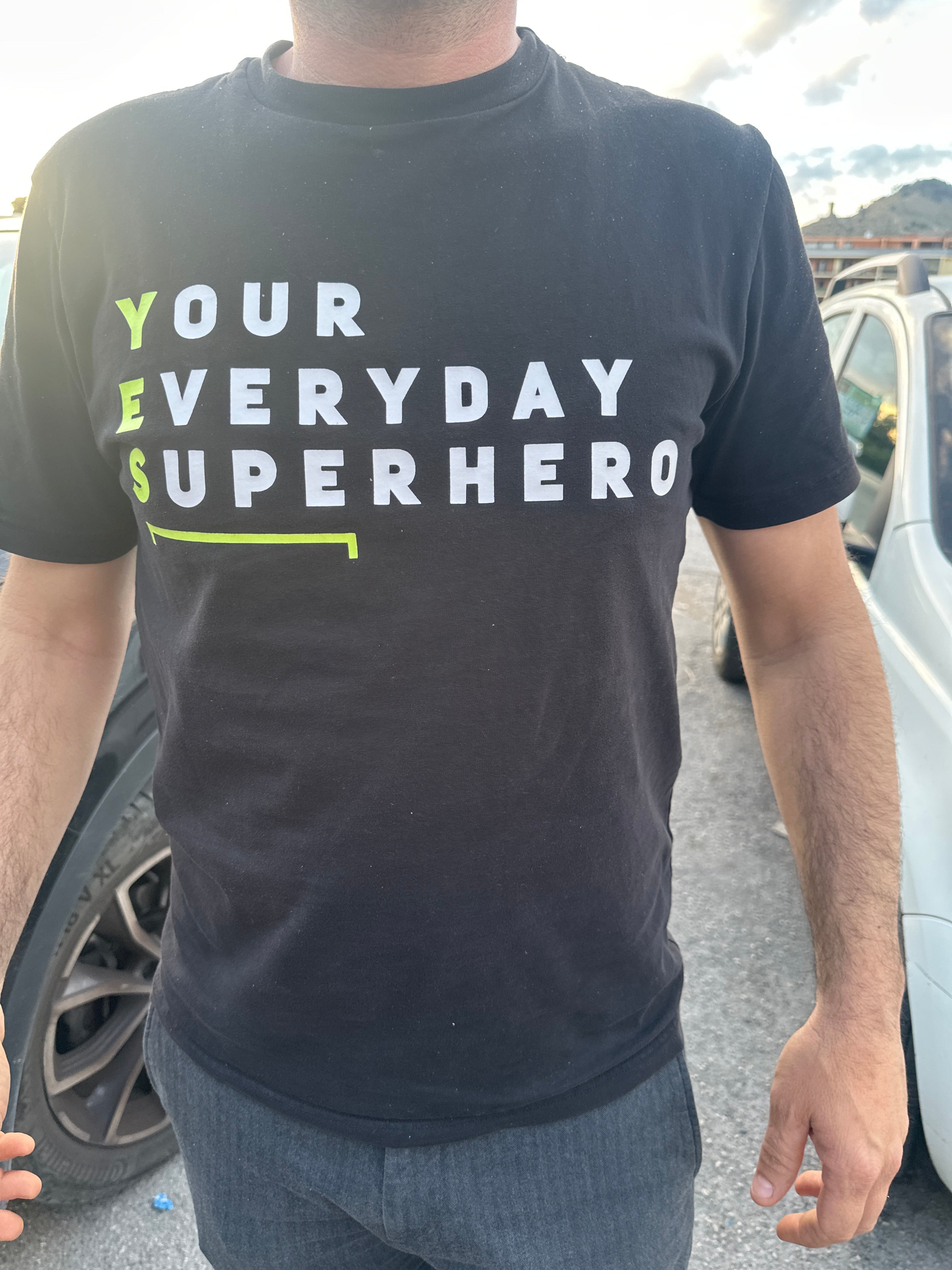 T-shirt Nera con Scritta 'Your Everyday Superhero'