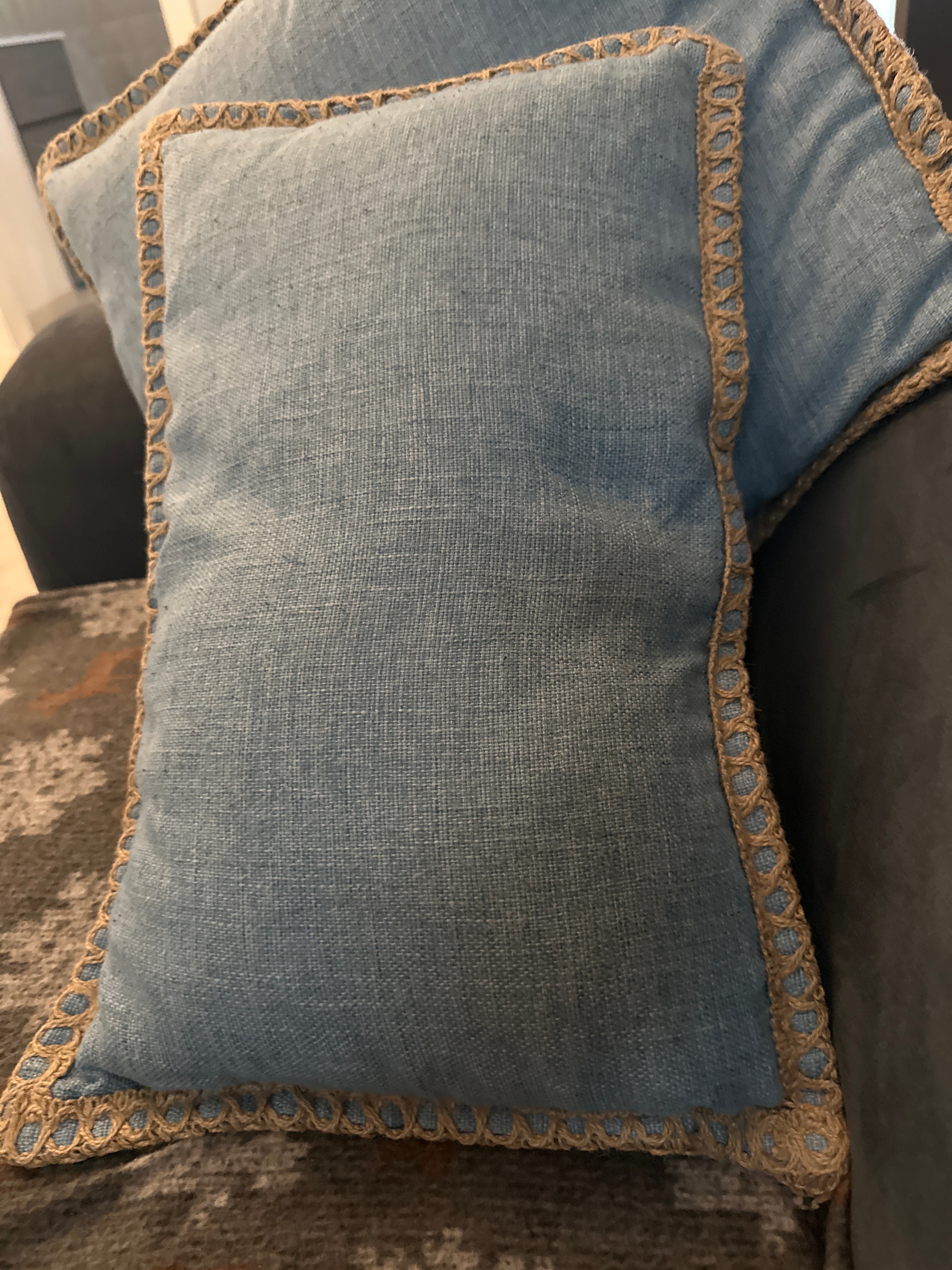 Cuscino Decorativo Blu con Bordo in Juta