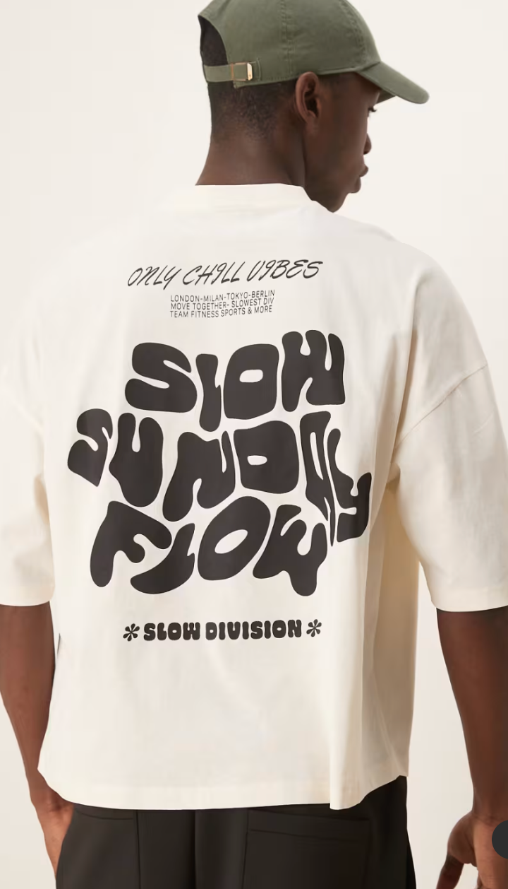 T-shirt Slow Division color crema con stampa grafica posteriore